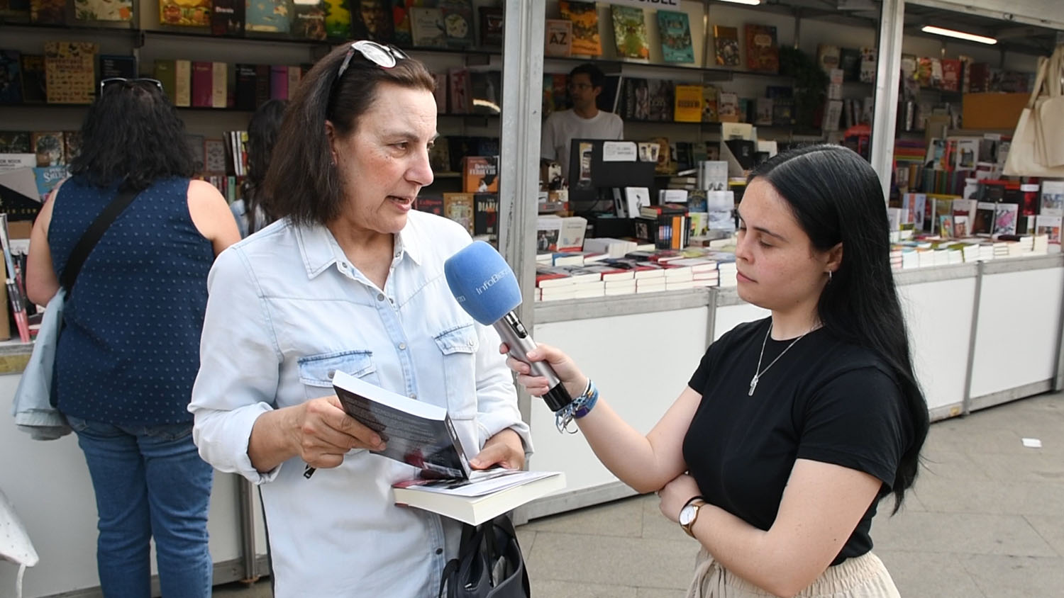 Ponferrada celebra la Feria del Libro con una juventud atraída por la lectura de fantasía en una ubicación más acogedora (2)