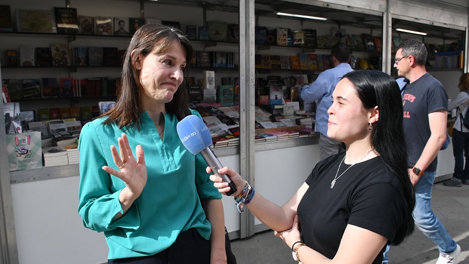Ponferrada celebra la Feria del Libro con una juventud atraída por la lectura de fantasía en una ubicación más acogedora (3)