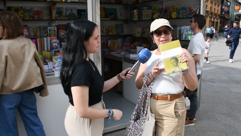 Ponferrada celebra la Feria del Libro con una juventud atraída por la lectura de fantasía en una ubicación más acogedora (4)