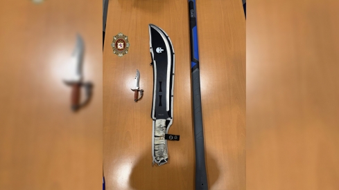 Machete y daga incautados
