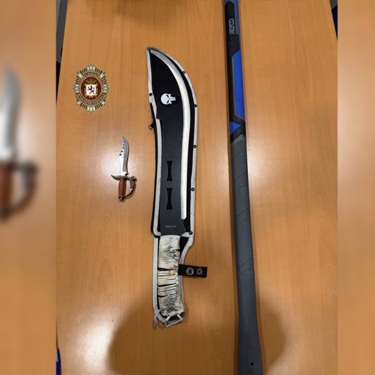 Machete y daga incautados