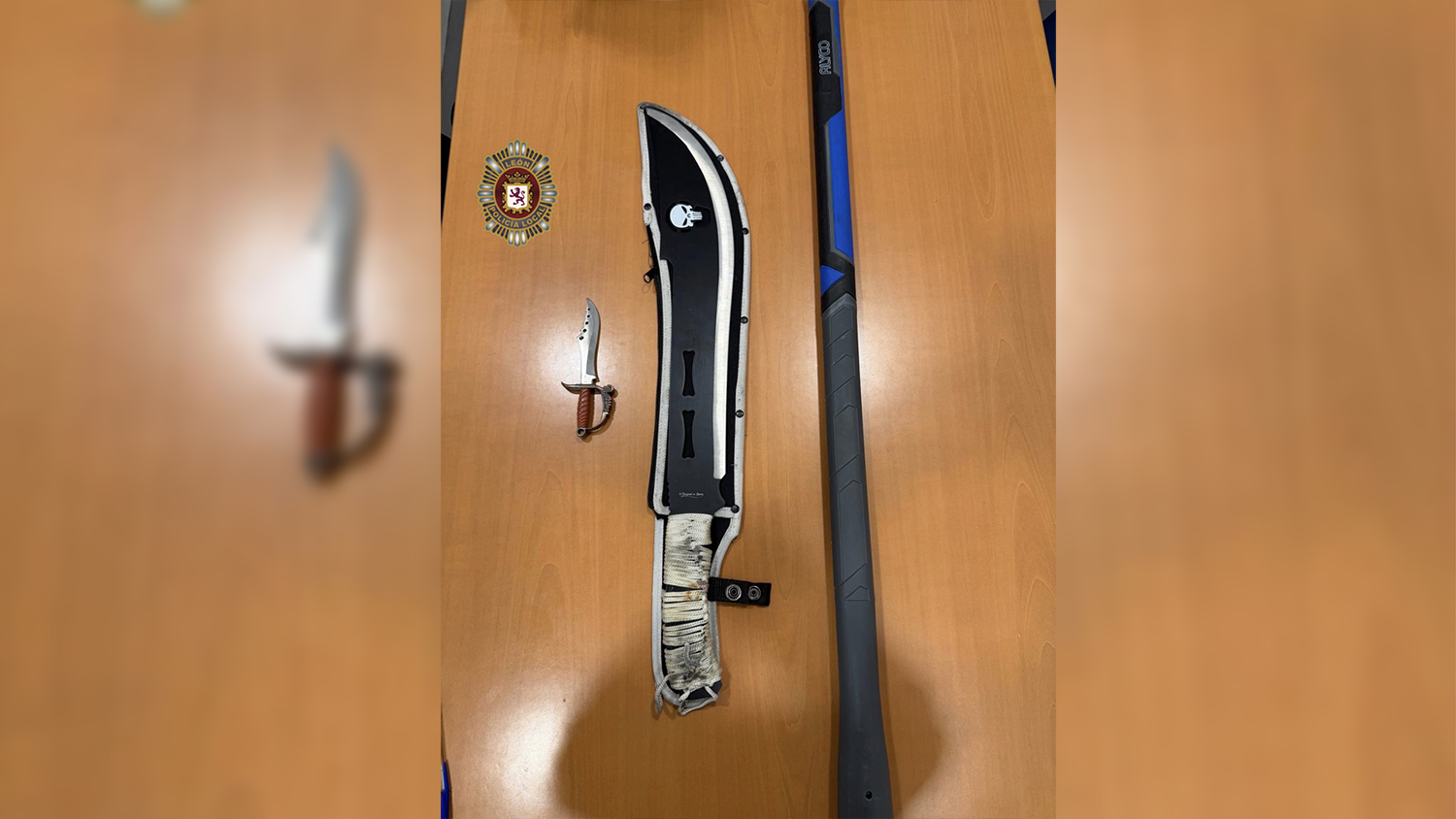 Machete y daga incautados