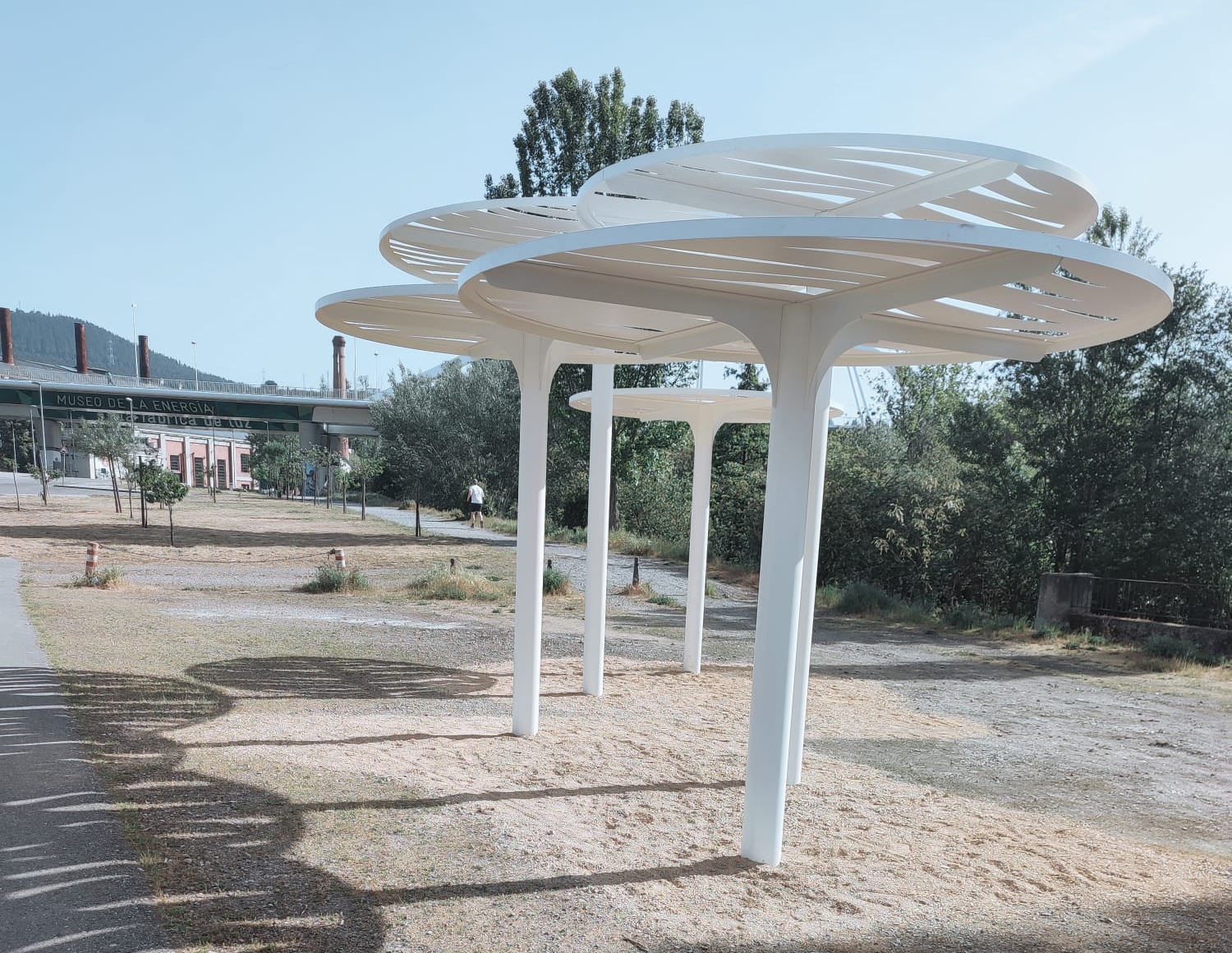 Estructuras de sombra en el parque de la Concordia de Ponferrada