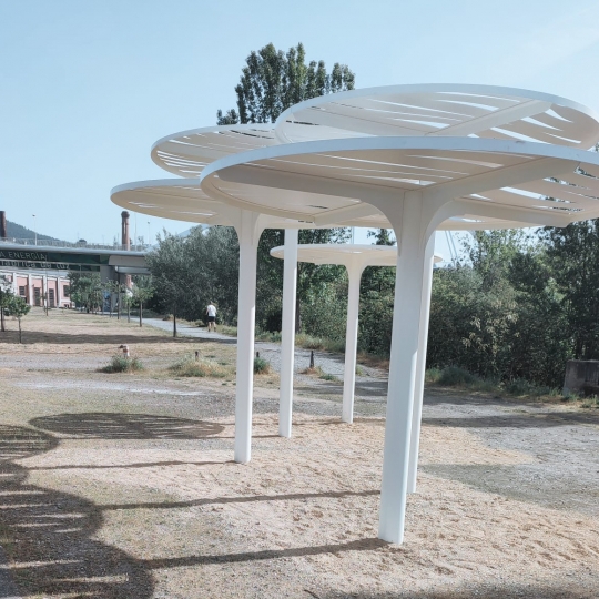 Estructuras de sombra en el parque de la Concordia de Ponferrada