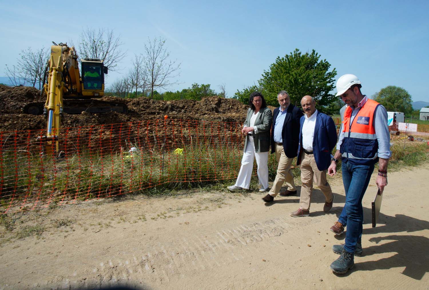 César SánchezICAL . El presidente de la Confederación del Miño Sil, José Antonio Quiroga (2D), junto al alcalde de Camponaraya (León), Eduardo Morán (D), la alcaldesa de Cacabelos (León), Irene(4)