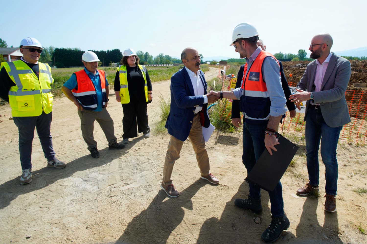 César SánchezICAL . El presidente de la Confederación del Miño Sil, José Antonio Quiroga (2D), junto al alcalde de Camponaraya (León), Eduardo Morán (D), la alcaldesa de Cacabelos (León), Irene(3)