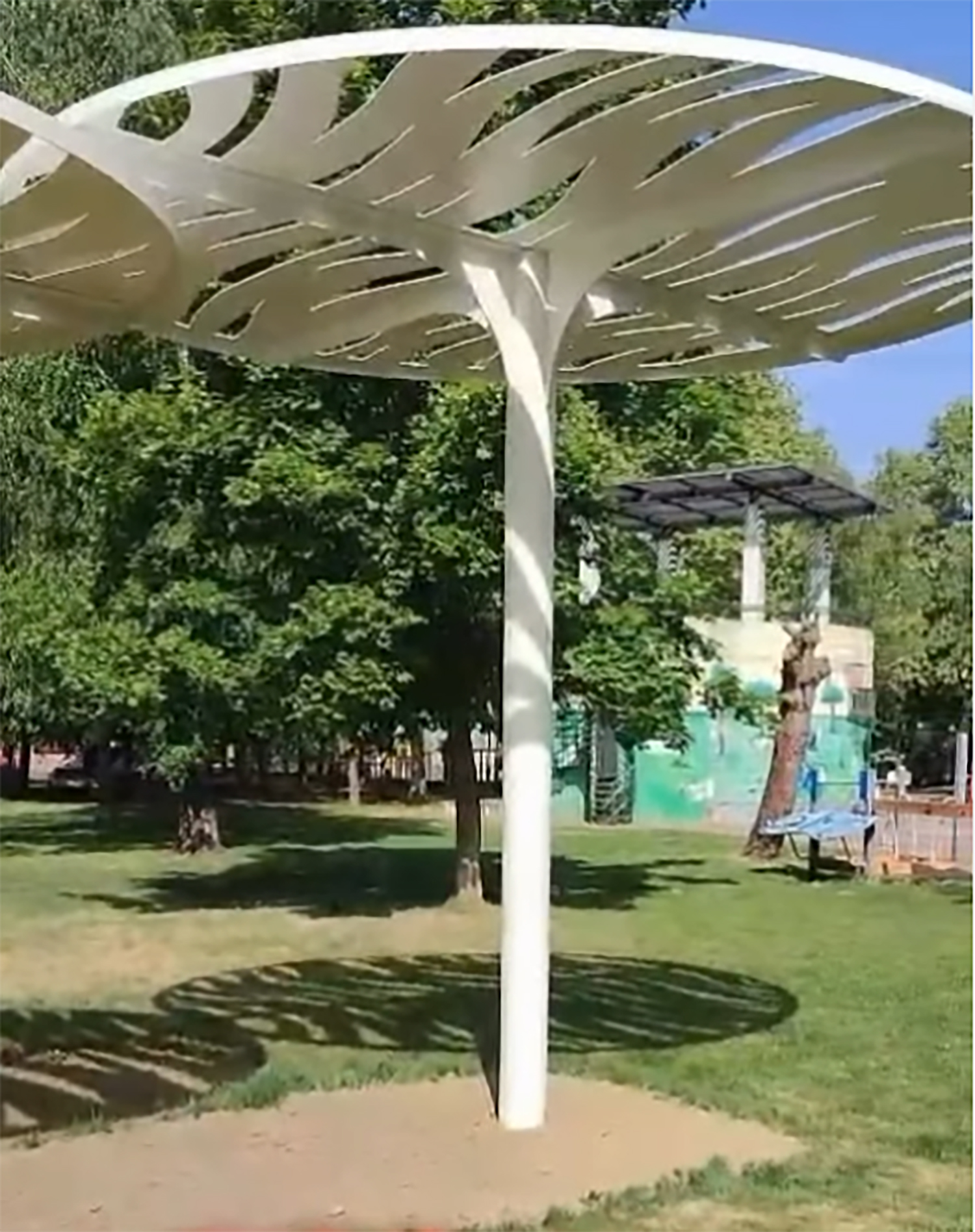 Estructuras de sombra en el parque de la Concordia de Ponferrada