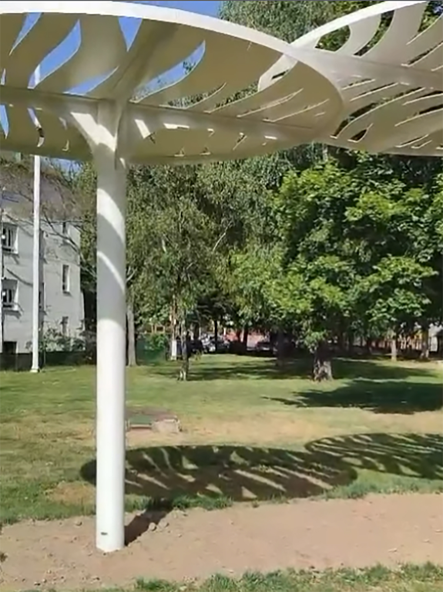 Estructuras de sombra en el parque de la Concordia de Ponferrada 2