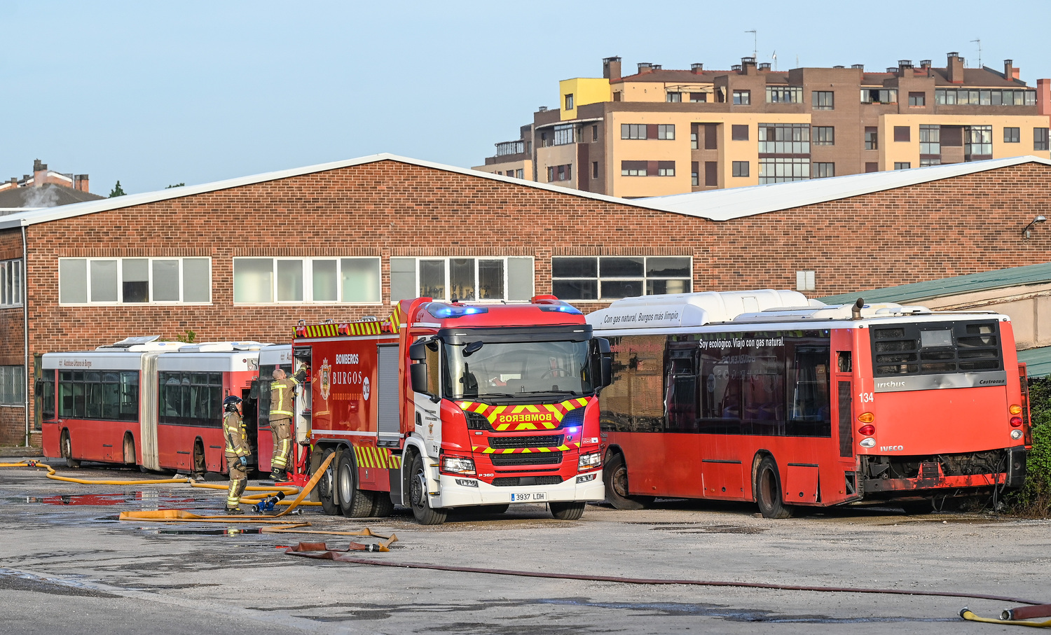 Incendio en las cocheras municipales de Burgos | Ricardo Ordóñez / ICAL
