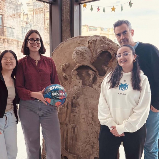 Las alumnas del IES Gil y Carrasco de Ponferrada, Yanran Chen, María García Fernández y María Ramón Díaz junto a su profesor de Matemáticas, Santiago Alonso Palacio