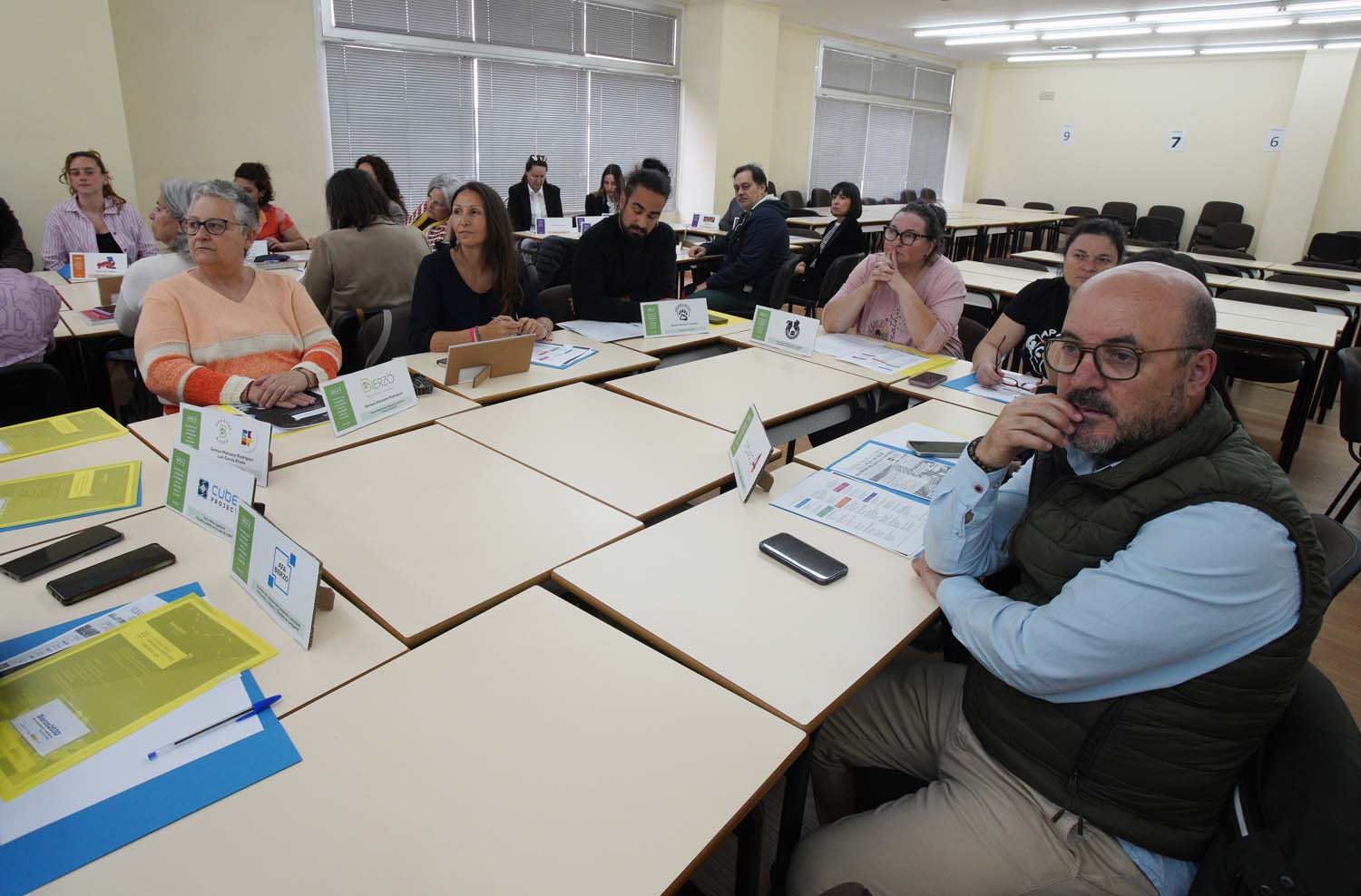 César SánchezICAL . El presidente del Consejo Comarcal del Bierzo, Olegario Ramón (C), junto a la consejera comarcal de Formación, Empleo y Agenda 2030, Laura Fernández, y el director de la UNED d (1)