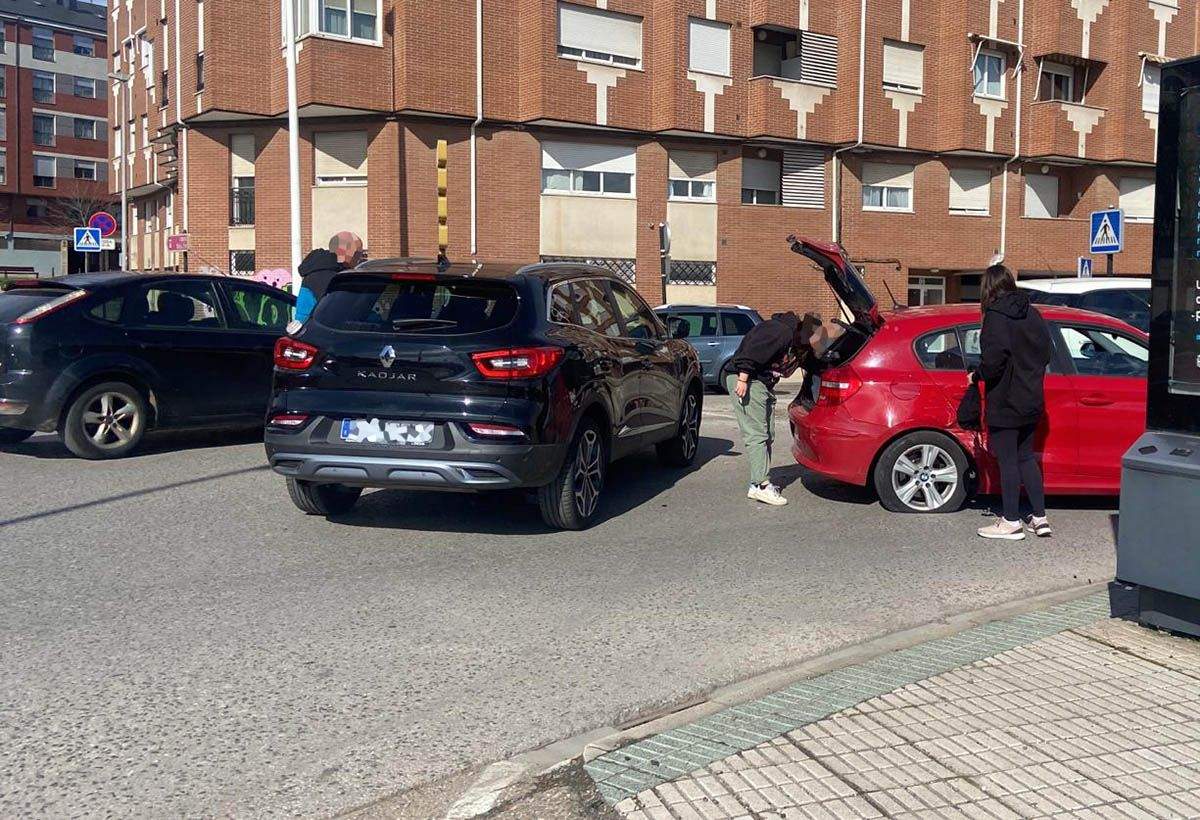 Trasladada al Hospital del Bierzo una mujer de 50 años tras la colisión ...