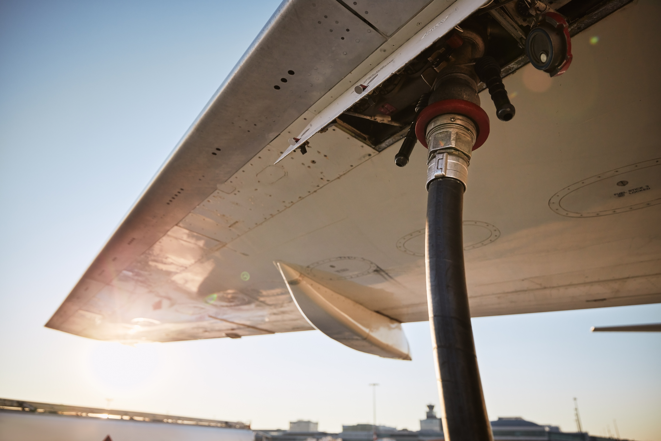 Elaborarán combustible de bajas emisiones para aviones