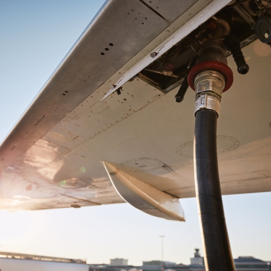 Elaborarán combustible de bajas emisiones para aviones