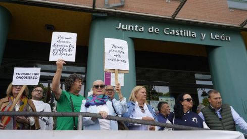 OncoBierzo reclama "diálogo" al próximo gobierno de la Junta cuando se cumple un año de sus concentraciones ante la sede de Ponferrada | César Sánchez / ICAL