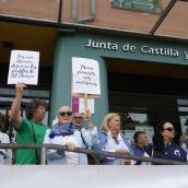 OncoBierzo reclama "diálogo" al próximo gobierno de la Junta cuando se cumple un año de sus concentraciones ante la sede de Ponferrada | César Sánchez / ICAL OncoBierzo reclama "diálogo" al próximo gobierno de la Junta cuando se cumple un año de sus concentraciones ante la sede de Ponferrada | César Sánchez / ICAL