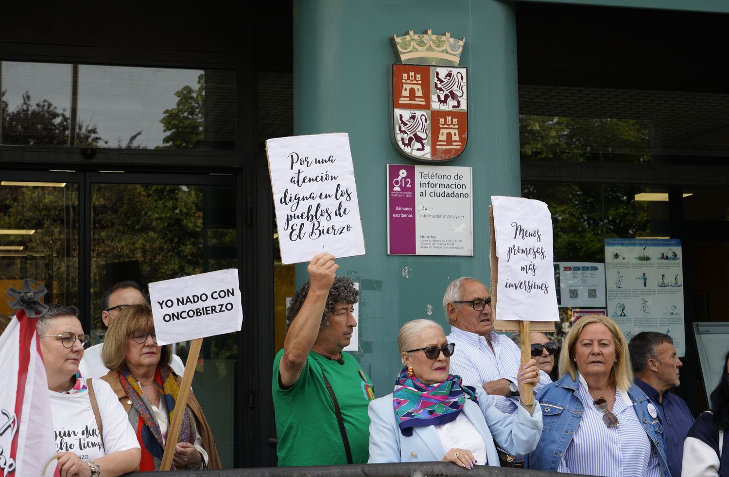 La plataforma OncoBierzo celebra su concentración mensual ante la sede de la Junta en Ponferrada | César Sánchez / ICAL