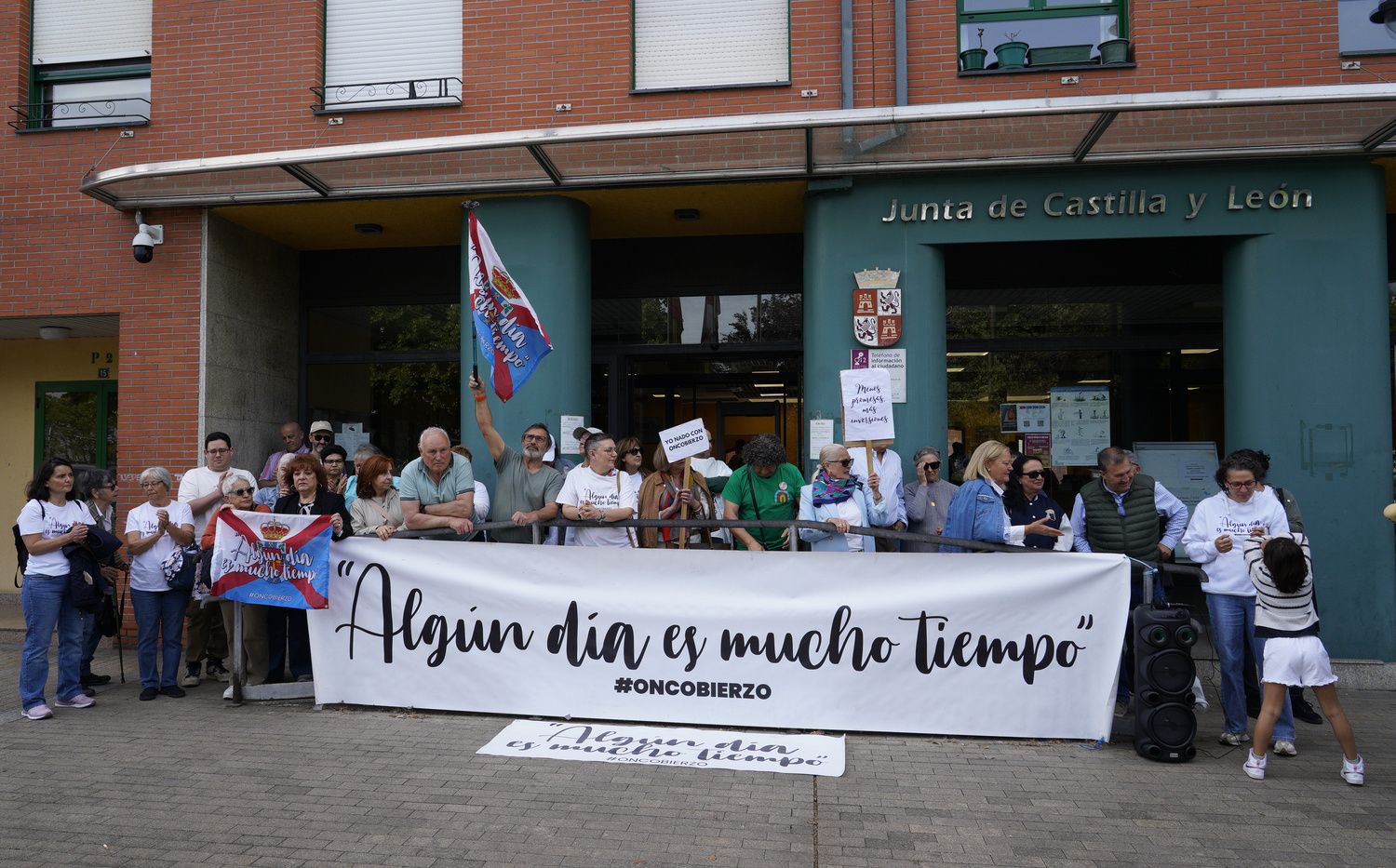 La plataforma OncoBierzo celebra su concentración mensual ante la sede de la Junta en Ponferrada | César Sánchez / ICAL