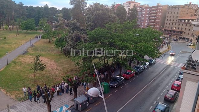 Imagen de la cola para acceder al concierto Fito y Fitipaldis en Ponferrada