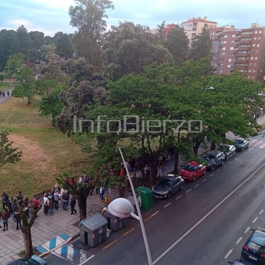 Imagen de la cola para acceder al concierto Fito y Fitipaldis en Ponferrada