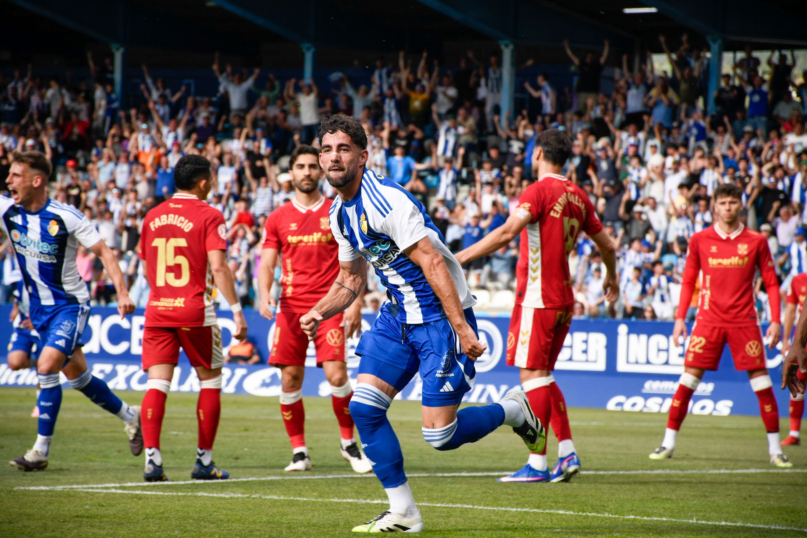 Celebración del gol de la Ponferradina en la primera parte