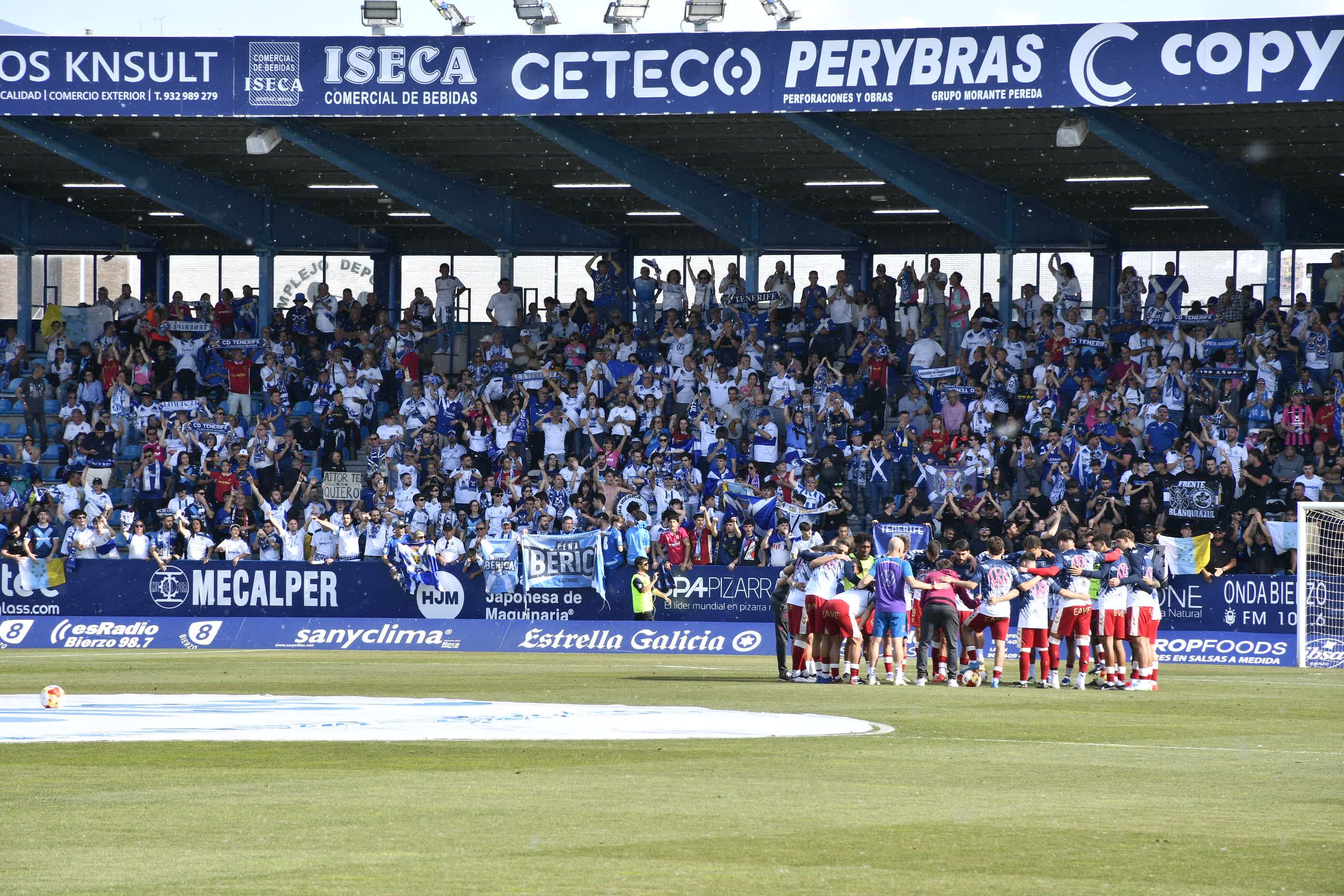 El Tenerife ante su nutrida afición desplazada al Toralín