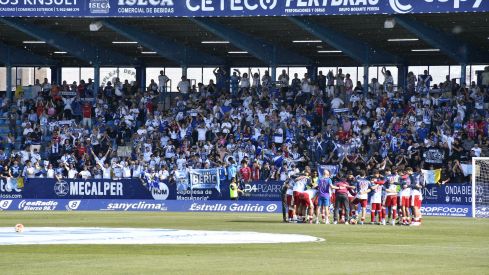 El Tenerife ante su nutrida afición desplazada al Toralín