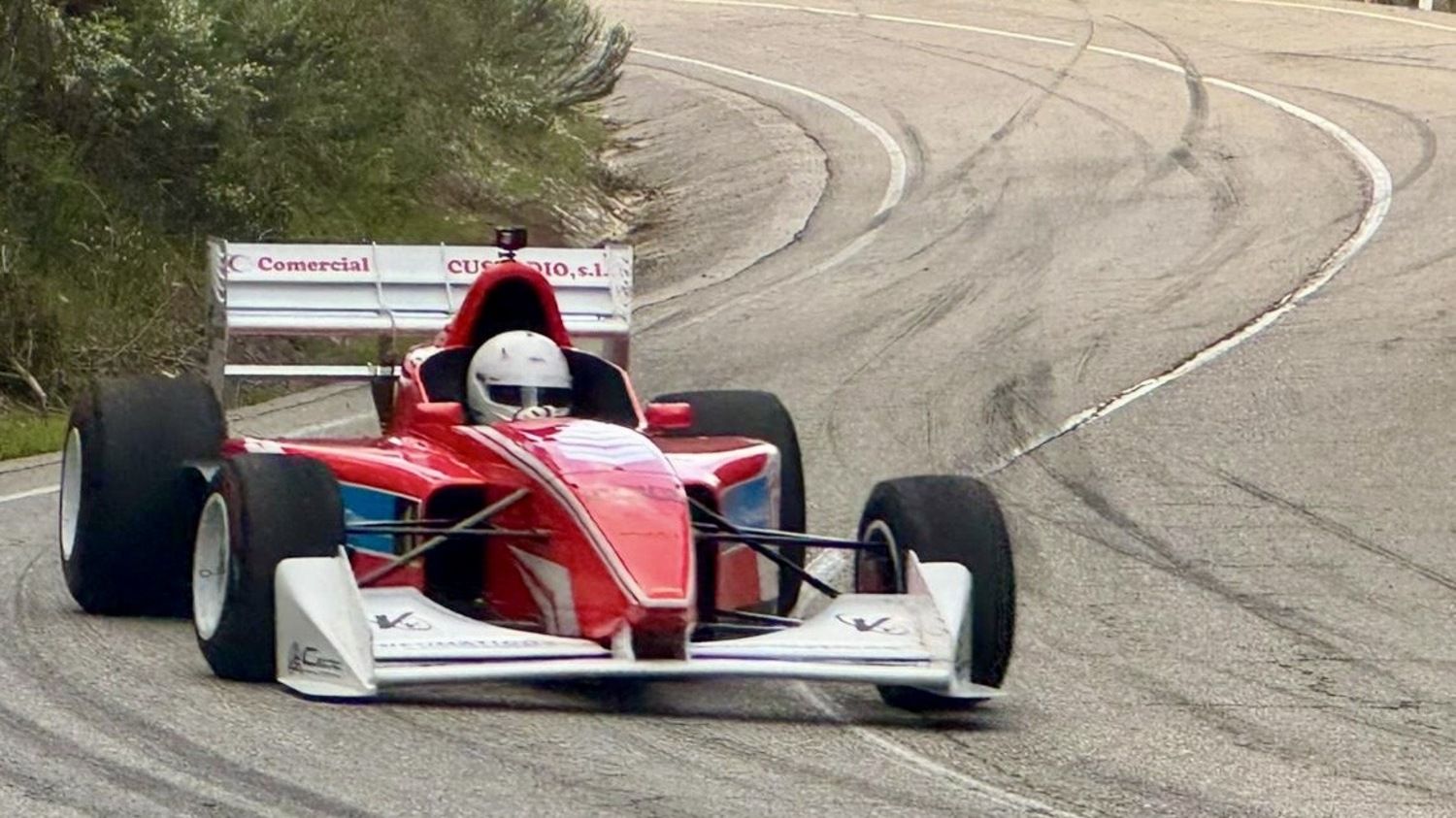 Alexis Vieitez arrasa en la XIV Subida a Vega de Espinareda y se impone en una edición histórica 