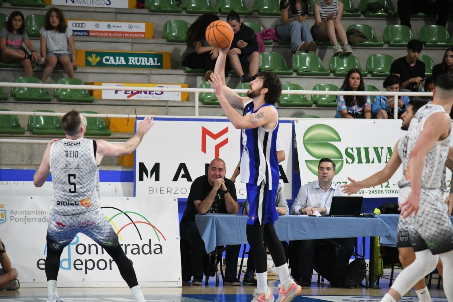 El Lydia Valentín levanta al Clínica Ponferrada en el inicio de los Playoff | Gínes Alonso 