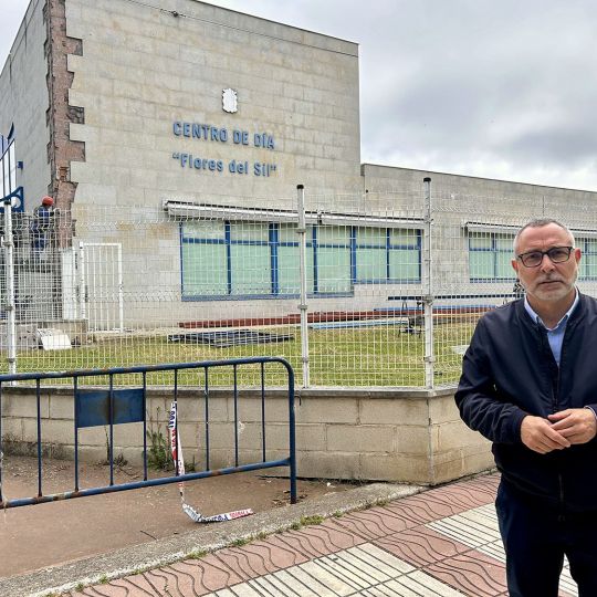 Inicio de las obras en la fachada de Flores del Sil