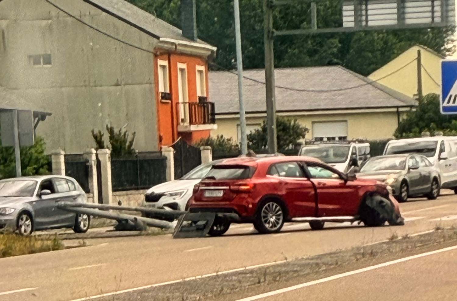 Accidente en la CL-631 a la altura de San Andrés de Montejos (Ponferrada) 