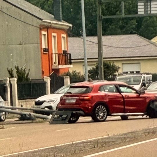 Accidente en la CL-631 a la altura de San Andrés de Montejos (Ponferrada) 