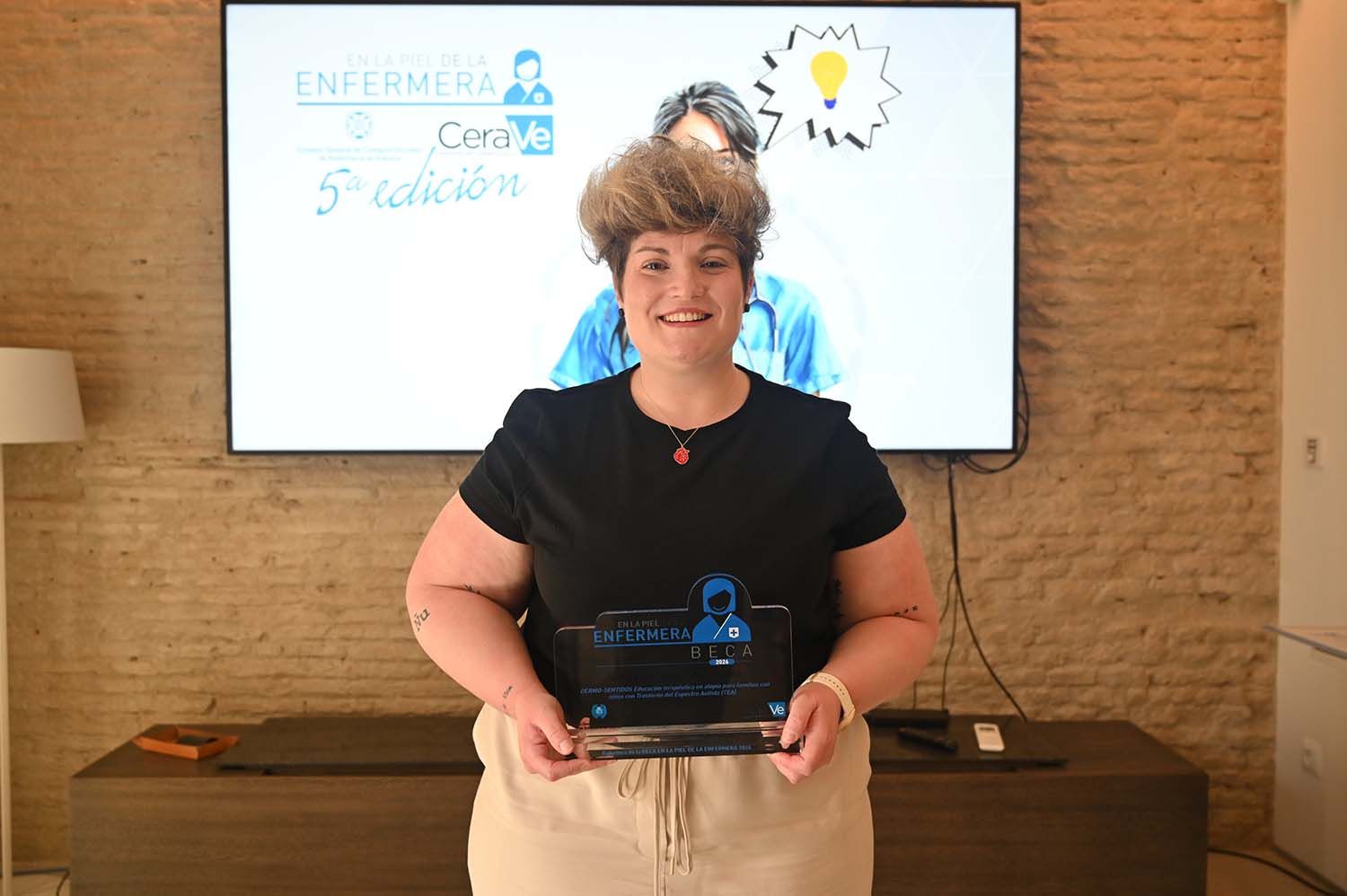 Silvia Domínguez con su premio