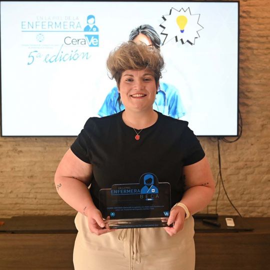 Silvia Domínguez con su premio