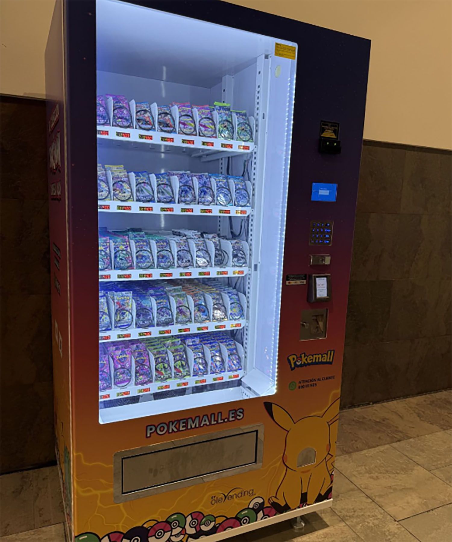 Máquina vending de sobres Pokémon en el Rosal 4