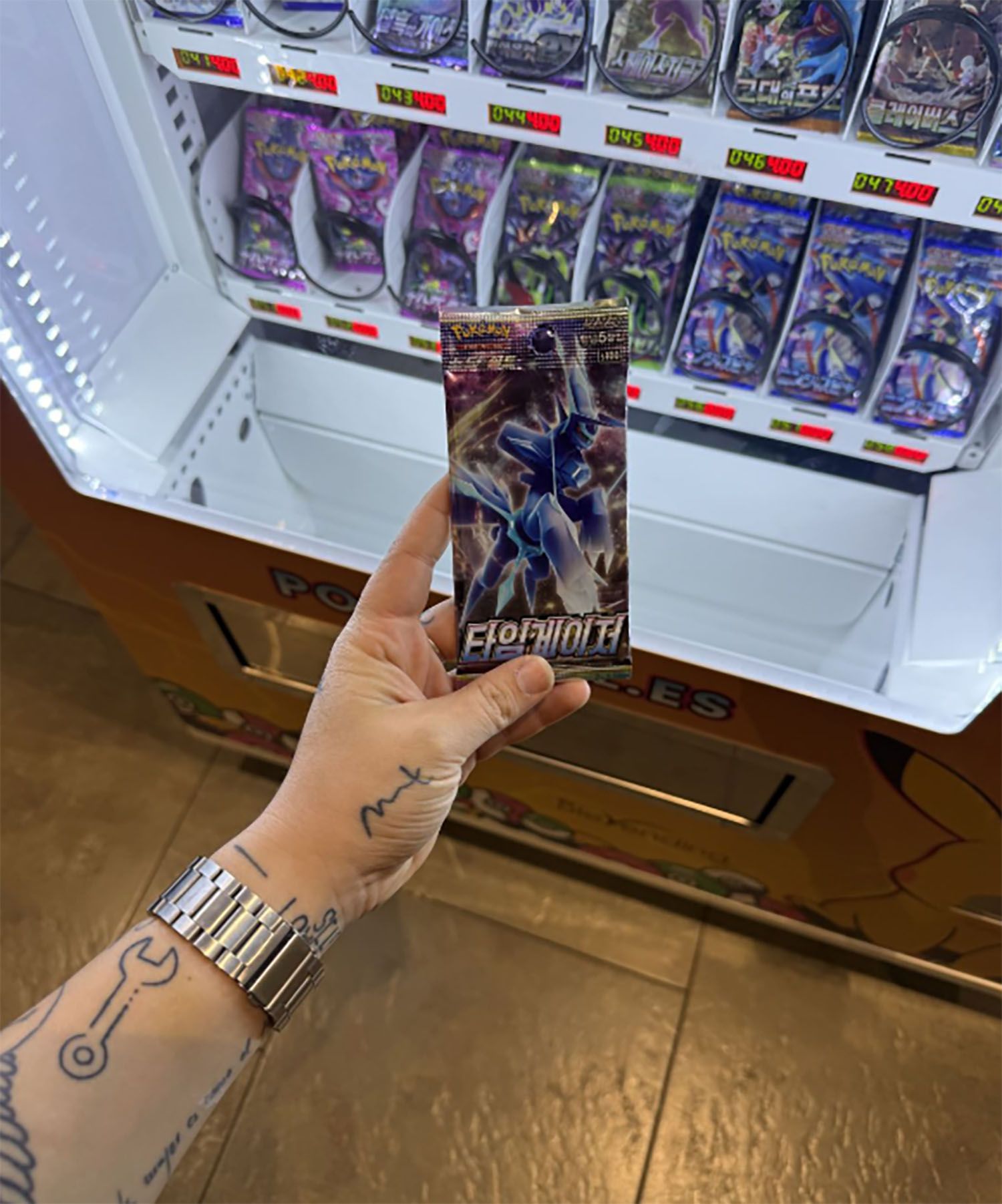 Máquina vending de sobres Pokémon en el Rosal 2