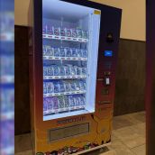 Máquina vending de sobres Pokémon en el Rosal