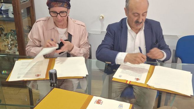 Firma de la colaboración entre el Ayuntamiento de Fabero y la CHMS. En la foto, la alcaldesa del municipio, Mari Paz García, y el presidente de la CHMS, José Antonio Quiroga 