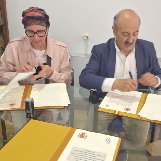 Firma de la colaboración entre el Ayuntamiento de Fabero y la CHMS. En la foto, la alcaldesa del municipio, Mari Paz García, y el presidente de la CHMS, José Antonio Quiroga 