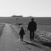 Abuelo y nieto en una imagen de archivo. Pixabay