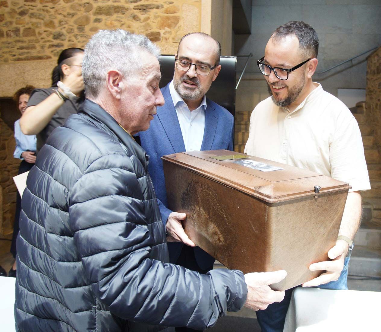 César SánchezICAL . El colectivo Sputnik Labrego entrega de los restos del guerrillero Manuel Girón a sus familiares (2)