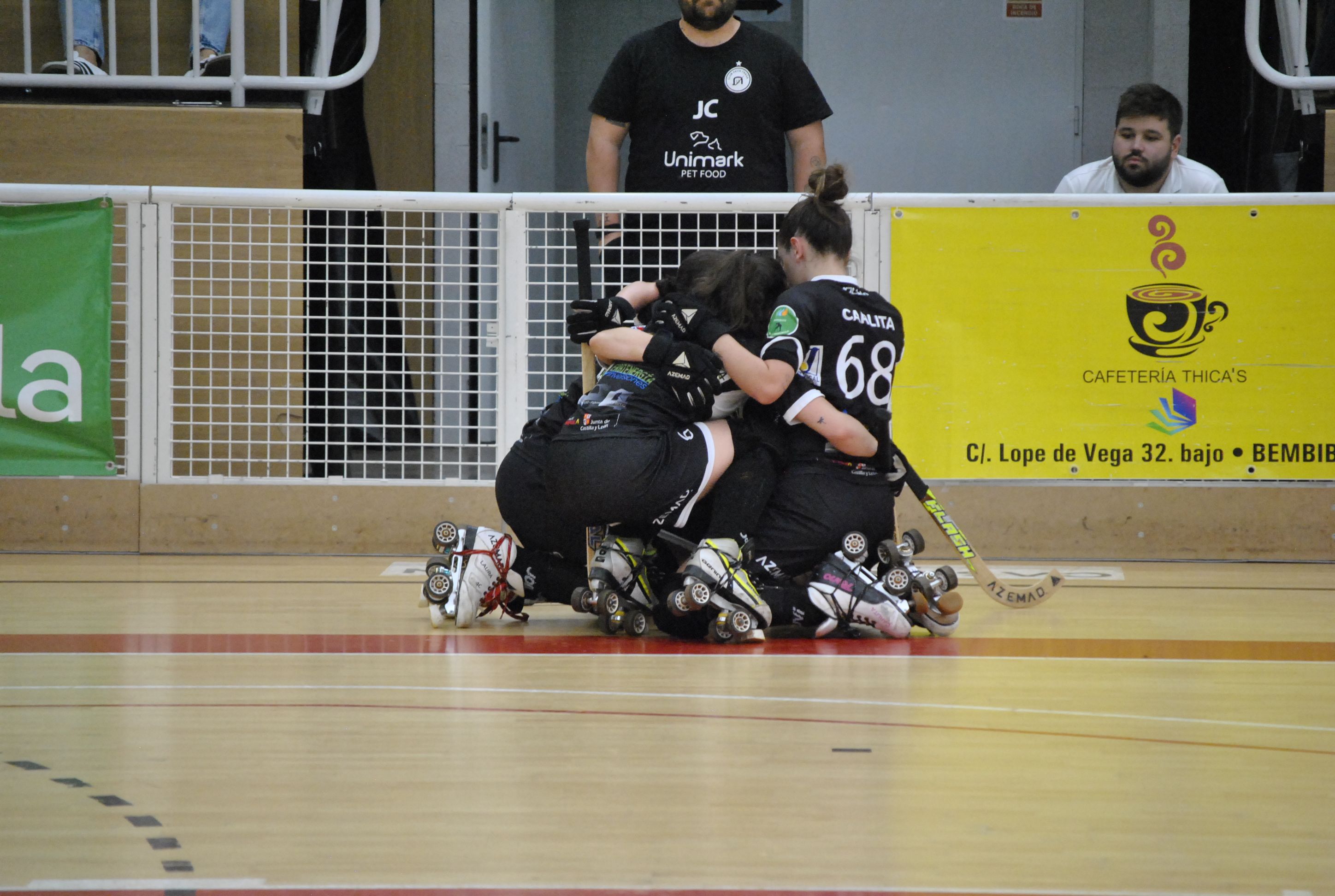 El bembibre Hockey Club celebra su único gol en el partido