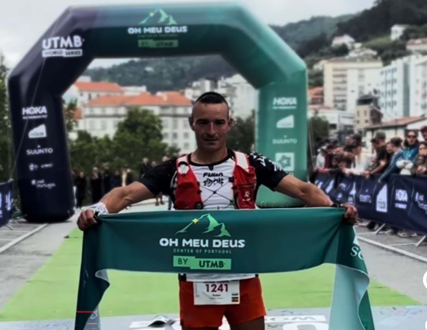 Rubén Dieguez cruzando la meta en Portugal