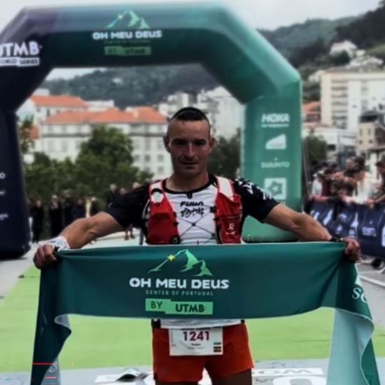 Rubén Dieguez cruzando la meta en Portugal