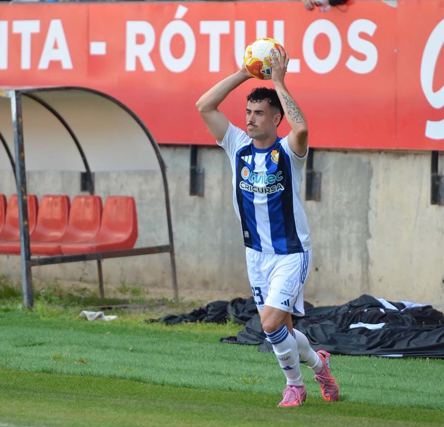 Mario Jorrín en un saque de banda frente al Zamora