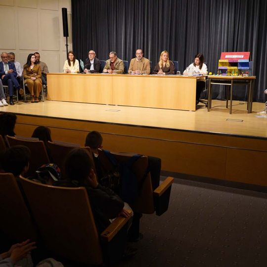 César Sánchez / ICAL. El alcalde de Ponferrada, Marco Morala, y la concejala de Bienestar Social y Familia, Alexandra Rivas, presiden la asamblea del Consejo de la Infancia de Ponferrada