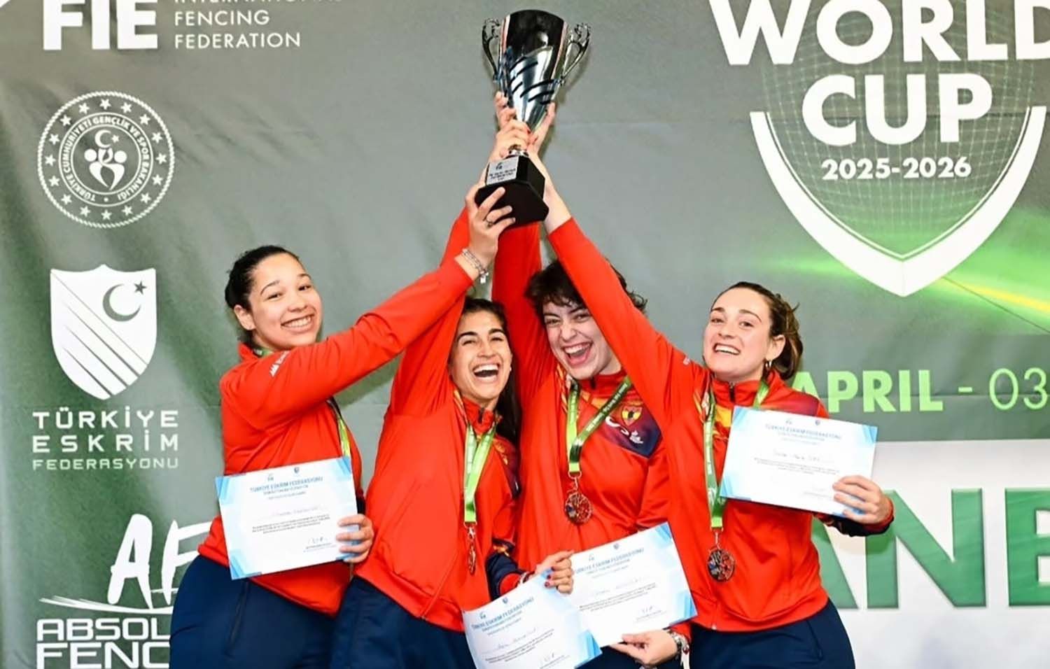 Ariadna Castro levanta el trofeo junto a sus compañeras