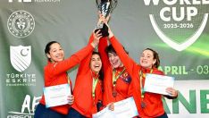 Ariadna Castro levanta el trofeo junto a sus compañeras