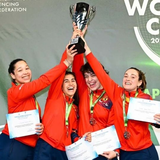 Ariadna Castro levanta el trofeo junto a sus compañeras