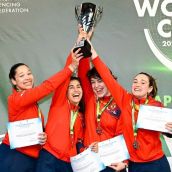 Ariadna Castro levanta el trofeo junto a sus compañeras